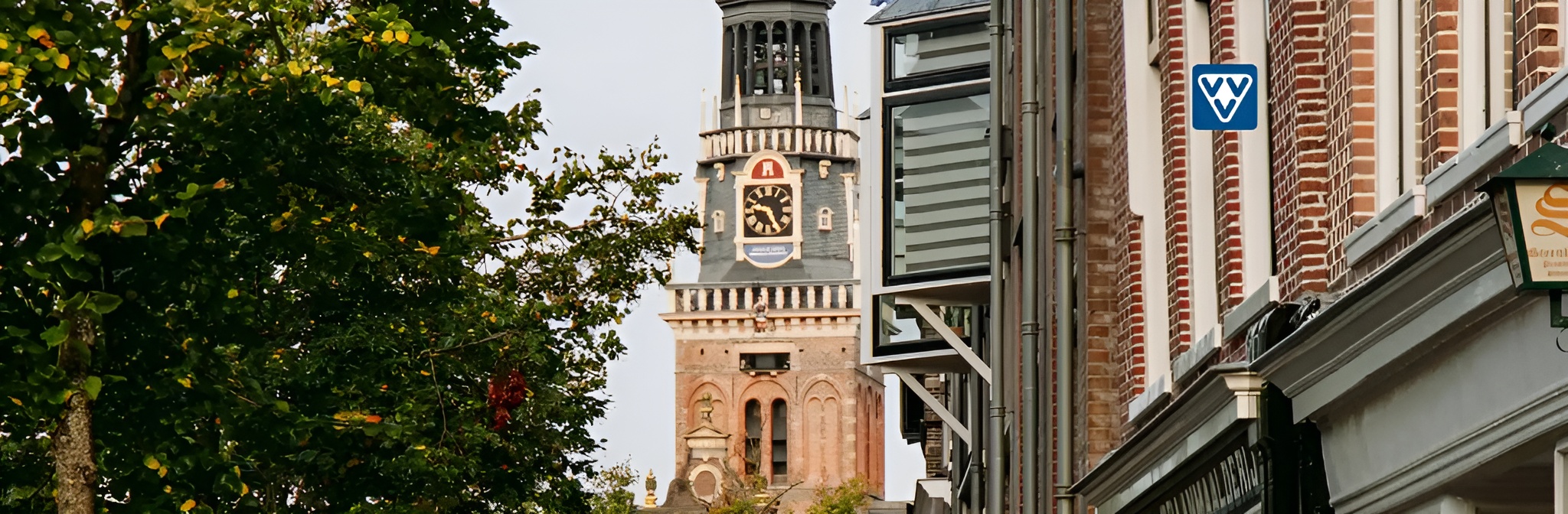 Close-up Waagtoren met deel winkelstraat